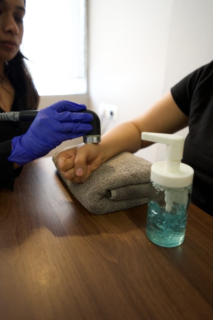 Therapeutic ultrasound application for tendon healing and micro-massage